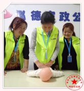 南陽月嫂泓德家政公司_夏天怎么怎么判斷寶寶熱不熱。